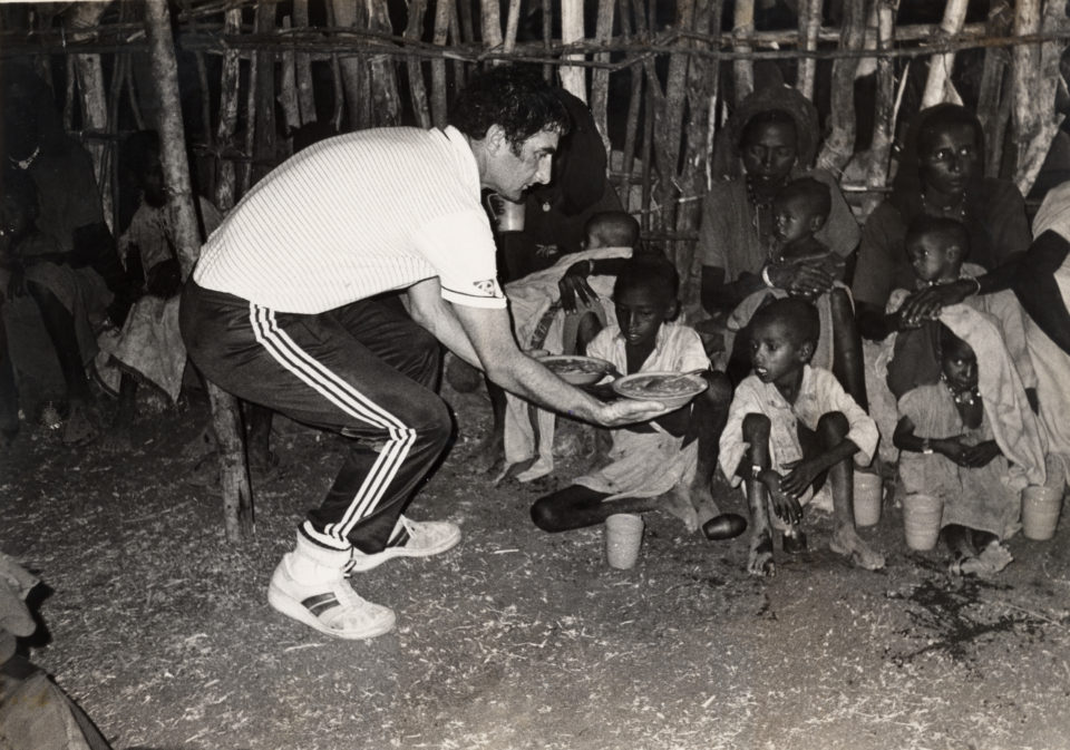 1984_John_O_Shea_feeding_children.jpg 1984_John_O_Shea_feeding_children.jpg