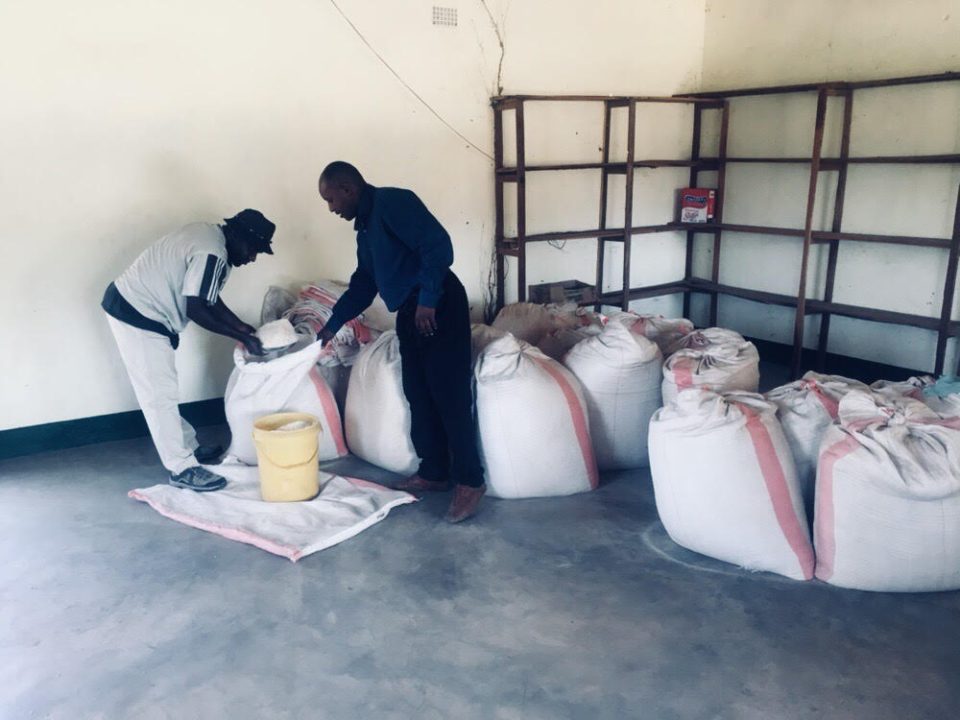 Story_3_-_Simon_Longo_looking_at_the_quality_of_stock_feed_at_the_shop_Zimbabwe.jpg