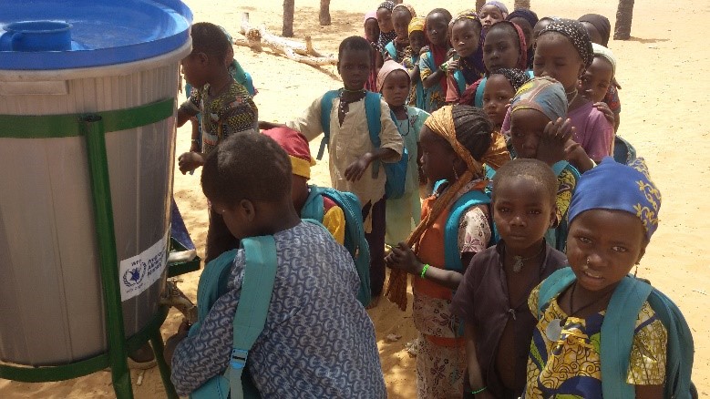 students_at_the_water_source_in_School_Niger_2019.jpg