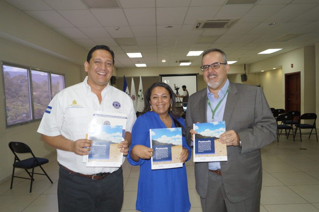 Gabriel Rubí (Secretary of state in the Honduran Risk and Contingency Management Office), Maryory Maradiaga (GOAL Cash Transfer Specialist) and Luigi Loddo (ACDP - GOAL