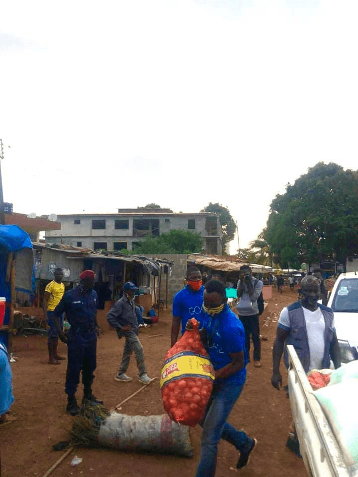 The GOAL Sierra Leone team has been assisting Freetown City Council to distribute essential food items to people in the capital currently in quarantine due to their Covid-19 symptoms, May 2020.
