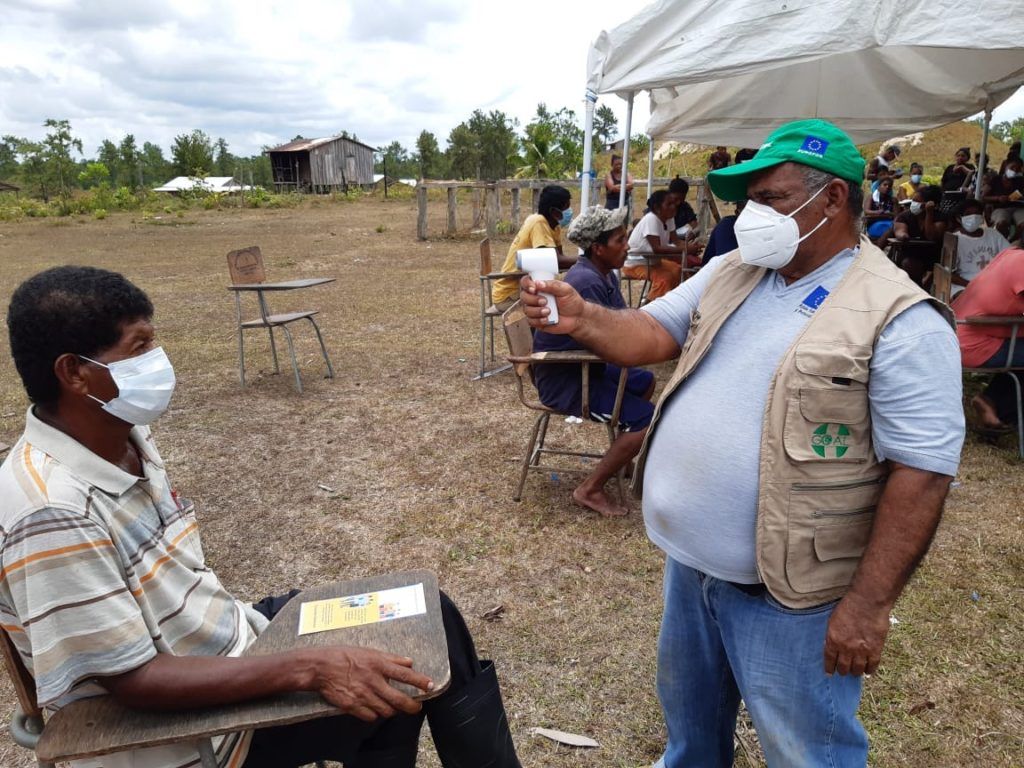 A man has his temperature measured. GOAL Honduras staff give face-to-face COVID-19 health advice, distribute face masks and take temperatures in Corinto, La Moskitia region. 
