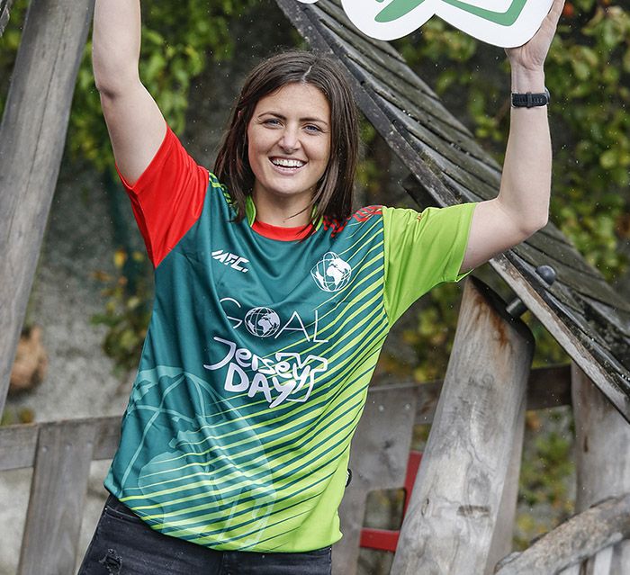 GOALJerseyDay2020-Roisin-Upton-jersey-prize-small Photographer Paul Sherwood paul@sherwood.ie; 087 230 9096 www.sherwood.ie
**FREE REPRO**
GOAL Jersey Day 2020 - photocall with GOAL Ambassador Roisin Upton - Ireland Women's Field Hockey International at St. Matthew's National School, Sandymount, Dublin. September 2020
Pictured: GOAL Ambassador Roisin Upton - Ireland Women's Field Hockey International