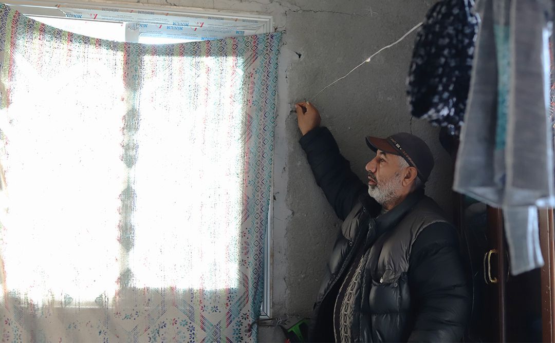 Rafiq in der zerstörten Wohnung seiner Familie, die nach den Erdbeben unbewohnbar ist.