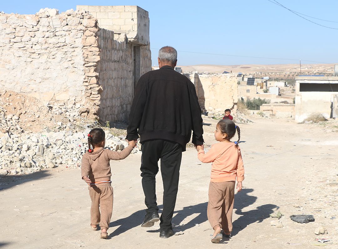 Abu-Hussien-Syria-SANAD-family-hand-in-hand-100px
